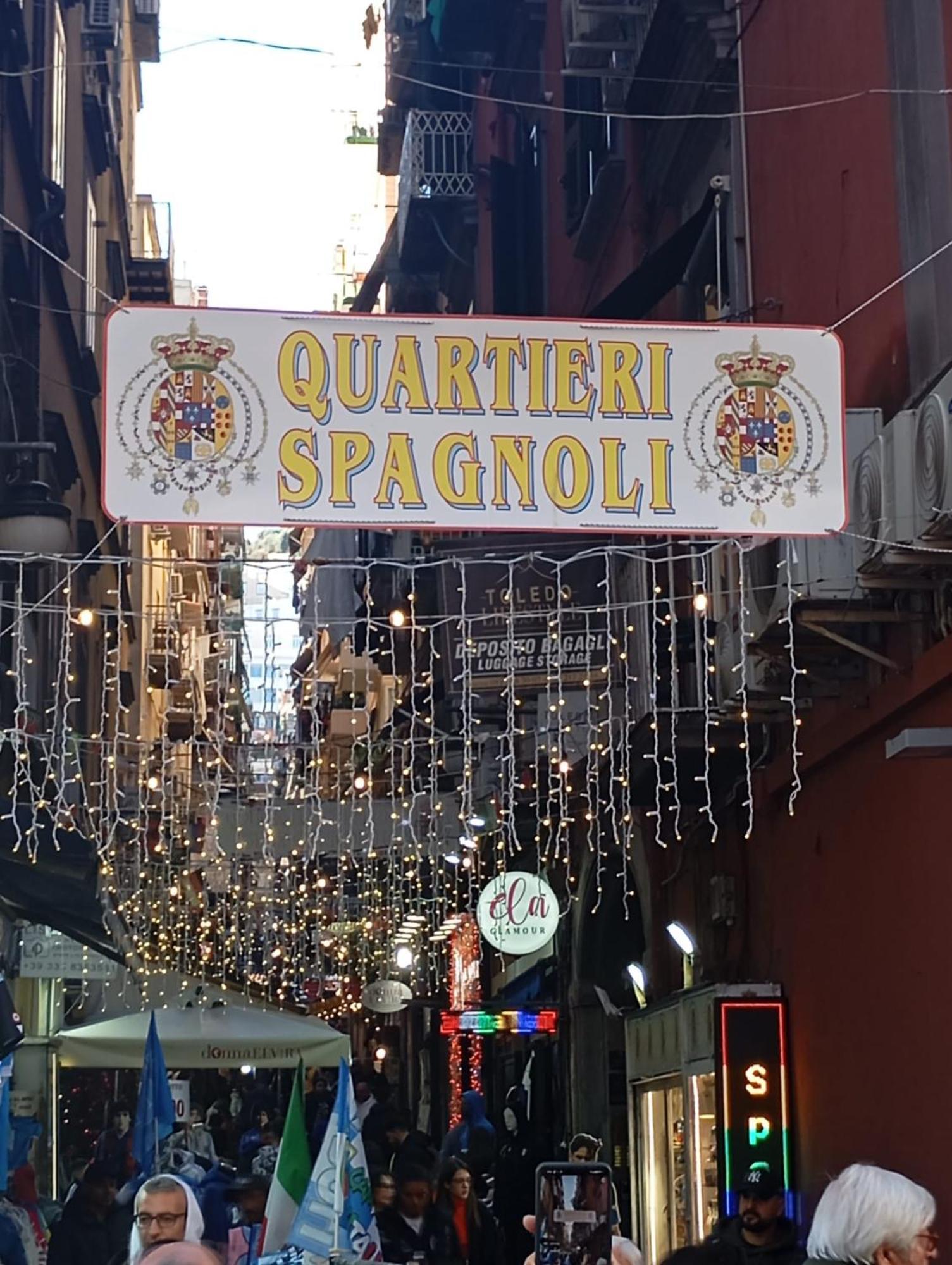 Free Parking - La Fenice House Apartment Naples