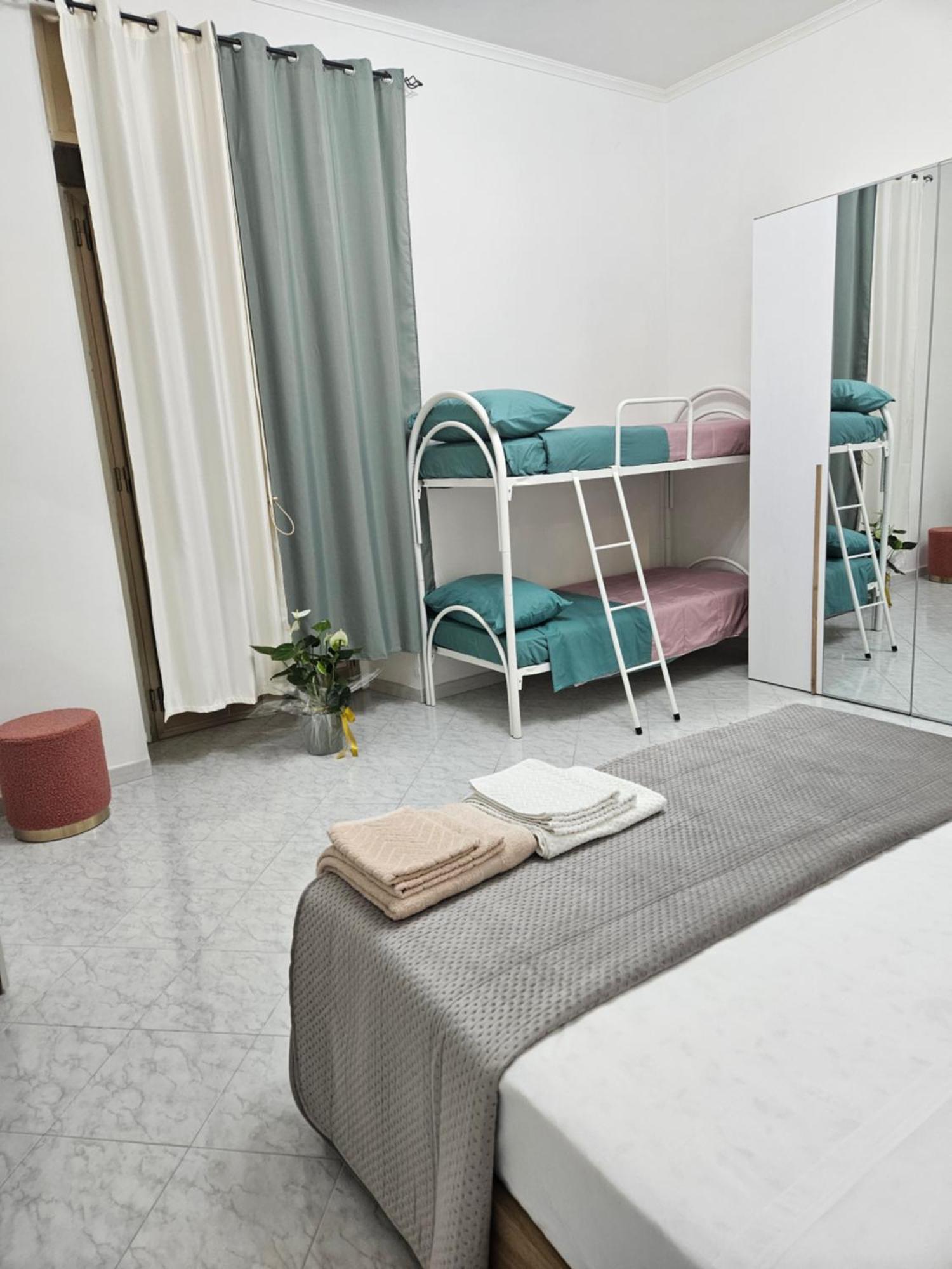 Free Parking - La Fenice House Apartment Naples