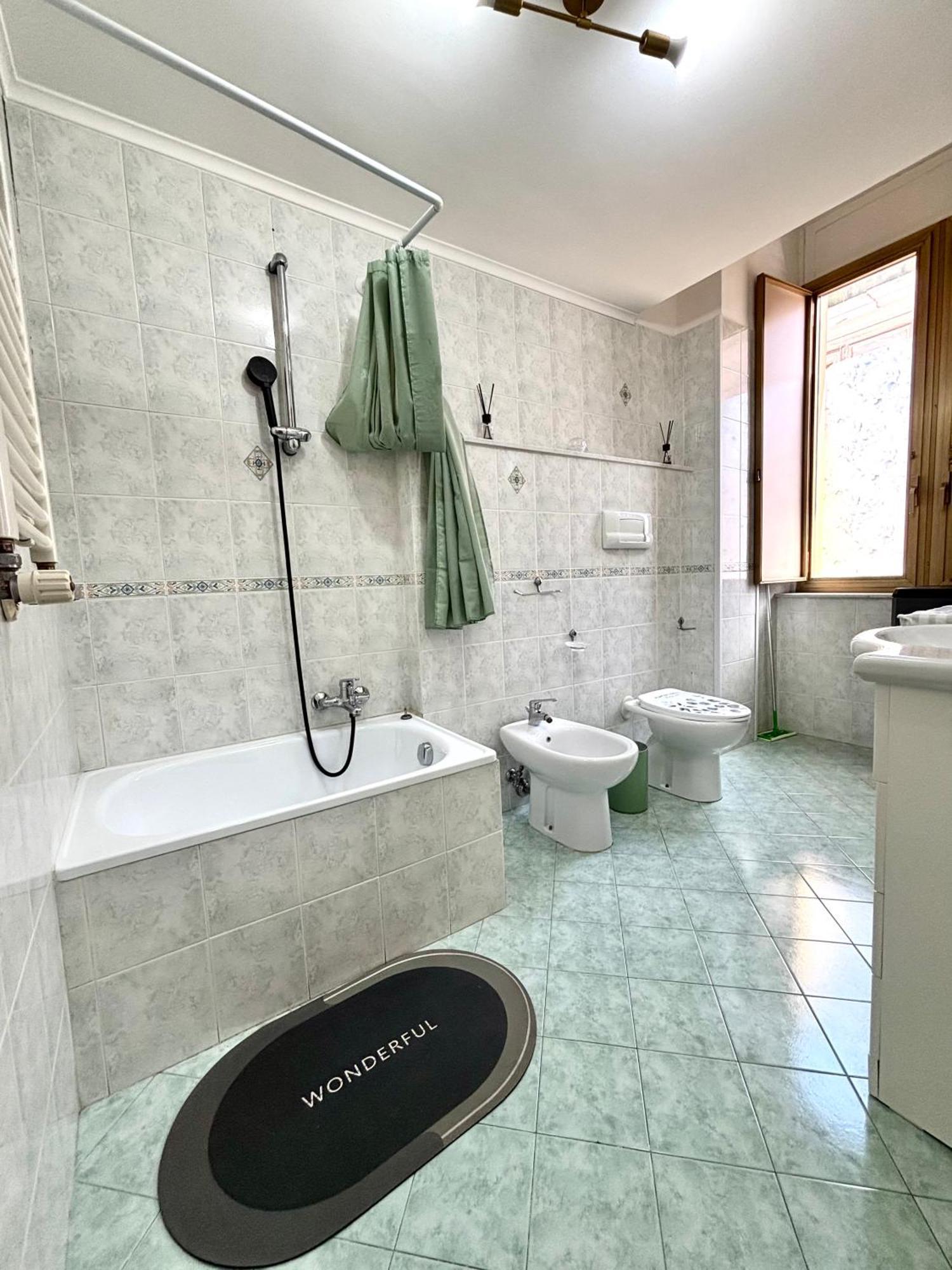 Free Parking - La Fenice House Apartment Naples